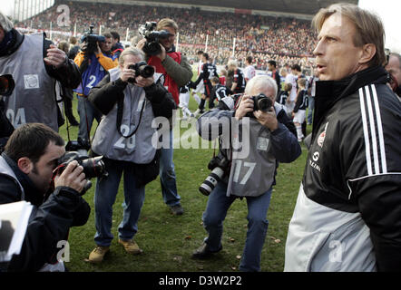 L'entraîneur-chef de Cologne Christoph daum est dans l'attention des médias avant le deuxième match de Bundesliga division Kickers Offenbach vs 1.FC Cologne au stadium Fährkrug Berg d'Offenbach, Allemagne, dimanche, 10 décembre 2006. Photo : Frank Mai (PÉRIODE DE BLOCAGE : ATTENTION ! Le LDF permet la poursuite de l'utilisation des images dans l'IPTV, les services mobiles et autres technologies nouvelles seulement deux ho Banque D'Images