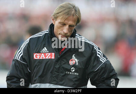 L'entraîneur-chef de Cologne Christoph Daum quitte déçu le pas après la deuxième division de la Bundesliga match Kickers Offenbach vs 1.FC Cologne au stadium Fährkrug Berg d'Offenbach, Allemagne, dimanche, 10 décembre 2006. Offenbach bat 2-0 Cologne. Photo : Frank Mai (PÉRIODE DE BLOCAGE : ATTENTION ! Le LDF permet la poursuite de l'utilisation des images dans l'IPTV, les services mobiles et autres Banque D'Images