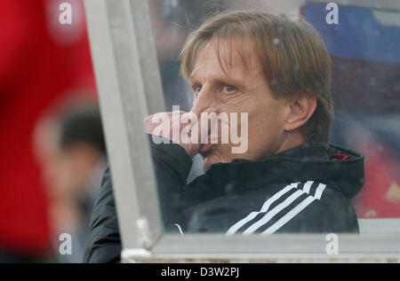 L'entraîneur-chef de Cologne Christoph Daum est insatisfait de la Bundesliga match de deuxième division Kickers Offenbach vs 1.FC Cologne au stadium Fährkrug Berg d'Offenbach, Allemagne, dimanche, 10 décembre 2006. Offenbach bat 2-0 Cologne. Photo : Frank Mai (PÉRIODE DE BLOCAGE : ATTENTION ! Le LDF permet la poursuite de l'utilisation des images dans l'IPTV, les services mobiles et autres nouvelles technolog Banque D'Images