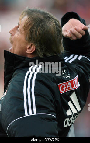 L'entraîneur-chef de Cologne Christoph Daum est en colère au cours de la deuxième division de la Bundesliga match Kickers Offenbach vs 1.FC Cologne au stadium Fährkrug Berg d'Offenbach, Allemagne, dimanche, 10 décembre 2006. Offenbach bat 2-0 Cologne. Photo : Frank Mai (PÉRIODE DE BLOCAGE : ATTENTION ! Le LDF permet la poursuite de l'utilisation des images dans l'IPTV, les services mobiles et autres technologies nouvelles Banque D'Images