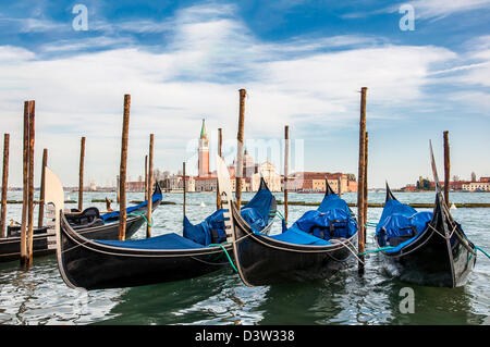 Les gondoles amarrées dans le Grand Canal de Venise Banque D'Images