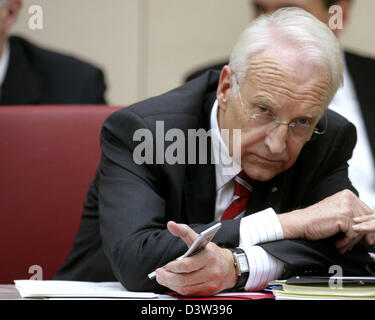 Le Premier Ministre bavarois Edmund Stoiber et son téléphone portable indiqué dans la salle plénière du Parlement (Landtag) de Bavière à Munich, Allemagne, le mardi, 12 décembre 2006. Photo : Peter Kneffel Banque D'Images