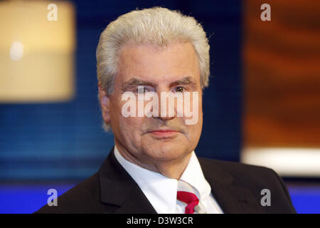 (Dossier) - journaliste et présentateur de télévision allemande Frank Lehmann est photographié à Berlin, en Allemagne, dimanche, 12 novembre 2006. Lehmann, qui est une institution à la Bourse de Francfort en tant que présentateur annonce sa retraite pour la fin de l'année dernière, le mardi 12 décembre 2006. Photo : Marcel Mettelsiefen Banque D'Images