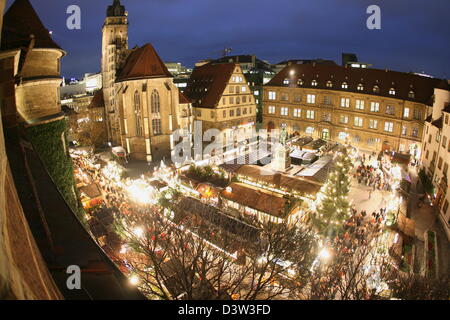 Vue sur le marché de Noël illuminé de Stuttgart, Allemagne, mardi 12 décembre 2006. Marché de Noël de Stuttgart, avec 250 cabines décorées est l'un des plus grands et plus beaux d'Europe. Photo : Bernd Weissbrod Banque D'Images