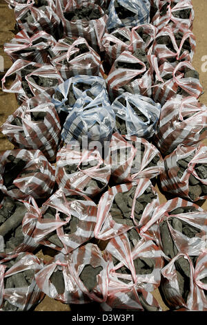 Sacs en plastique avec du charbon de bois est en vente sur le marché dans le village de Lirangwe dans la province d'Mphuka, Malawi, 30 novembre 2006. Photo : Frank May Banque D'Images