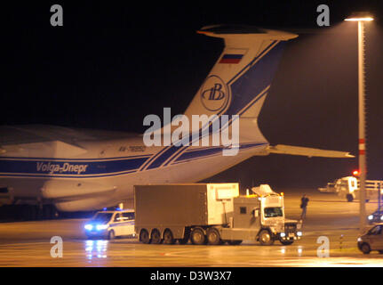 Un camion avec 18 conteneurs contenant plus de 300kg de déchets atomiques de l'ex-RDA pour réacteurs de recherche Dresden-Rossendorf durs vers un avion spécial russe à l'aéroport de Dresde, Allemagne, lundi 18 décembre 2006. Les deux tiers des marchandises sont d'uranium hautement enrichi. Les frais de transport d'un million d'euros et s'achève à l'usine atomique Podolsk, près de Moscou. La dis Banque D'Images