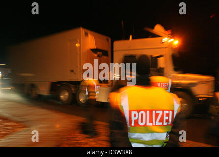 Un camion avec 18 conteneurs contenant plus de 300kg de déchets atomiques de l'ex-RDA pour réacteurs de recherche Dresden-Rossendorf durs vers l'aéroport de Dresde, Allemagne, lundi 18 décembre 2006. Les deux tiers des marchandises sont d'uranium hautement enrichi. Les frais de transport d'un million d'euros et s'achève à l'usine atomique Podolsk, près de Moscou. Le transport litigieux a été accueilli par Banque D'Images