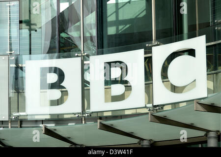 BBC British Broadcasting Corporation signe au-dessus de l'entrée de la nouvelle extension de l'aile est à la maison de radiodiffusion Londres Angleterre Royaume-Uni Banque D'Images