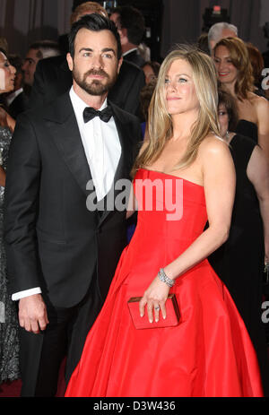 JUSTIN THEROUX et Jennifer Aniston 85E ACADEMY AWARDS ARRIVANTS DOLBY THEATRE LOS ANGELES CALIFORNIA USA 24 Février 2013 Banque D'Images