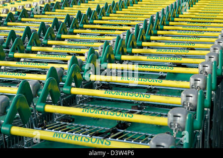 Gros plan supermarché chariot de vente répétition étiquettes de marque à Morrisons commerce de détail alimentation épicerie magasin Maldon Essex Angleterre Royaume-Uni Banque D'Images