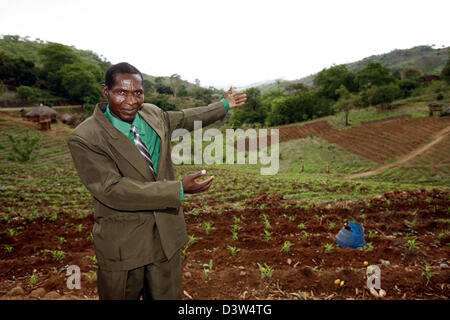 Joseph Smith, le chef de la province Mphuka pose devant les champs fraîchement labourés dans le village d'Chitimbre, Province de Mphuka, Malawi, 28 novembre 2006. Photo : Frank May Banque D'Images