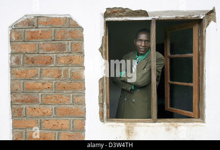 Joseph Smith, le chef de la province Mphuka pose de la fenêtre de son bureau dans le village d'Chitimbre, Province de Mphuka, Malawi, 28 novembre 2006. Photo : Frank May Banque D'Images