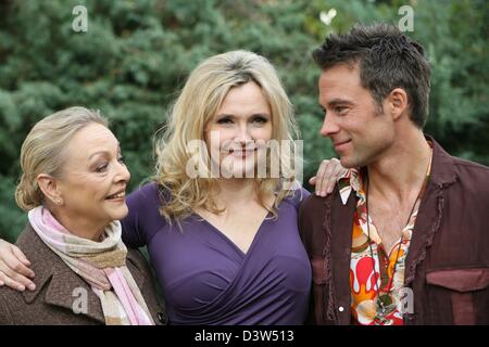 L'actrice Barbara Schoene (L) et ses collègues Katharina Schubert (C) et Marco Girnth poser pendant une pause de tournage du film TV "double l'amour est mieux" (Doppelt liebt man(n) Besser) à Stuttgart, Allemagne, le vendredi 24 novembre 2006. Le film, qui sera diffusé par le SAT1, raconte l'histoire d'une femme au foyer et une mère frustrée, qui joue un jeu de chat et souris avec Banque D'Images