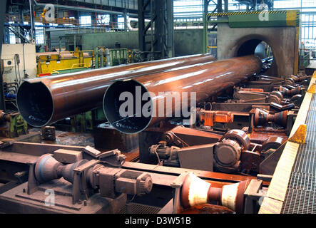 Passer par un tuyaux de lavage chez Mannesmann-pipes immeuble à Muelheim, Allemagne, 23 mai 2006. L'usine produit des tuyaux en acier plié ainsi que les plaques d'une épaisseur d'être utilisés pour des conduites et d'autres fins. Mannesmann fabrique et transparente les versions soudées. Les tuyaux Mannesmann-Muelheim GmbH est propriétaire d'une partie de l'Allemagne, la plupart des sites d'étude efficace. Photo : Horst Ossinger Banque D'Images