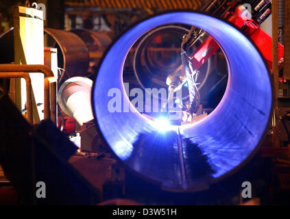 Un robot industriel coupe les morceaux inutiles d'un grand tuyau en Mannesmann-pipes immeuble à Muelheim, Allemagne, 23 mai 2006. L'usine produit des tuyaux en acier plié ainsi que les plaques d'une épaisseur d'être utilisés pour des conduites et d'autres fins. Mannesmann fabrique et transparente les versions soudées. Les tuyaux Mannesmann-Muelheim GmbH est propriétaire d'une partie de l'Allemagne est plus efficace s'asseoir l'étude Banque D'Images