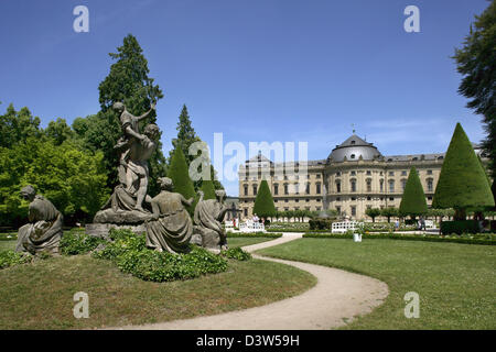 La photo montre la résidence baroque à Würzburg, Allemagne, 01 juin 2006. La résidence a été conçue par le premier architecte baroque Neumann à une commission du prince-évêque de Würzburg et de son frère en 1720 et a été achevé en 1744. Le peintre Vénitien Tiepolo peint fresques dans l'immeuble. Les intérieurs les plus spectaculaires : le grand escalier, la chapelle et Banque D'Images