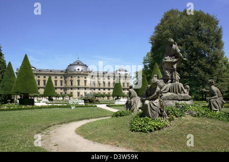 La photo montre la résidence baroque à Würzburg, Allemagne, 01 juin 2006. La résidence a été conçue par le premier architecte baroque Neumann à une commission du prince-évêque de Würzburg et de son frère en 1720 et a été achevé en 1744. Le peintre Vénitien Tiepolo peint fresques dans l'immeuble. Les intérieurs les plus spectaculaires : le grand escalier, la chapelle et Banque D'Images