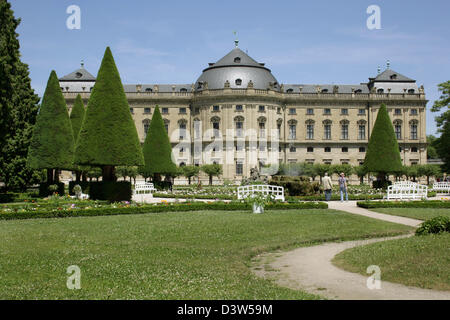 La photo montre la résidence baroque à Würzburg, Allemagne, 01 juin 2006. La résidence a été conçue par le premier architecte baroque Neumann à une commission du prince-évêque de Würzburg et de son frère en 1720 et a été achevé en 1744. Le peintre Vénitien Tiepolo peint fresques dans l'immeuble. Les intérieurs les plus spectaculaires : le grand escalier, la chapelle et Banque D'Images