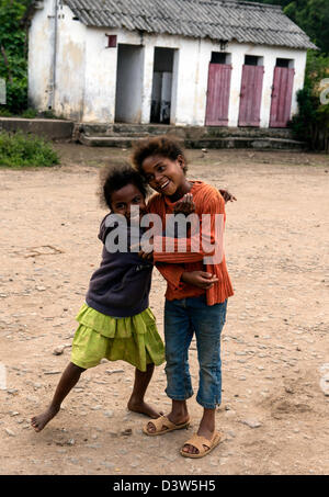 Enfants jouant dans la rue ou village Andasibe Perinet Madagascar Banque D'Images