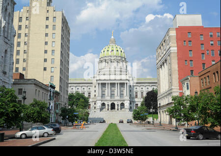 Capitol building à Harrisburg en Pennsylvanie, les bureaux du gouvernement de l'état ensoleillé sous un ciel d'été avec grande rotonde vert. Banque D'Images