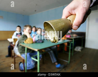 L'image montre une part de l'enseignant de l'école sonner la cloche dans une salle de classe dans Nebregoste, République de Serbie, le mercredi, 13 décembre 2006. Nebregoste se trouve dans la partie sud de la Serbie dans la province du Kosovo. La province est gouvernée par la Mission des Nations Unies au Kosovo (MINUK) et les Institutions provisoires d'administration autonome, avec sécurité fournie par l'OTAN Koso Banque D'Images