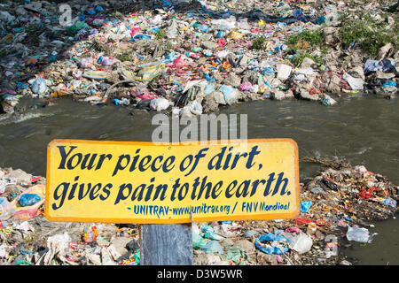 La rivière Bagmati Kathmandu au Népal à travers. La rivière est pleine de détritus et d'eaux usées qui n'est vidé dans la rivière Banque D'Images