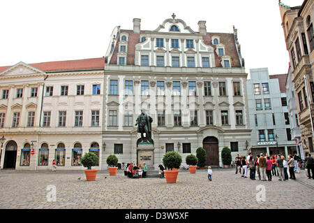 (Afp) - Une famille avec enfants est assis sur les marches du monument de Hans Jakob Fugger dans la zone piétonne d'Augsbourg, Allemagne, 2006. Hans Jakob Fugger (1459 à 1525), appelé le Jakob riche, est probablement la plus knwon fils d'Augsbourg. Augsburg est la deuxième plus ancienne ville d'Allemagne. Elle a été fondée par les romains il y a plus de 2000 ans. Photo : Romain Fellens Banque D'Images