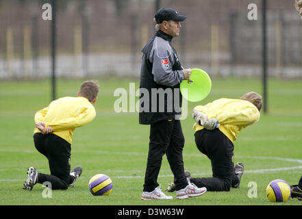 Le club allemand de Bundesliga du Borussia Dortmund nouvel entraîneur-chef Juergen Romain Paquette (C) surveille ses joueurs lors de la première session de formation après la pause d'hiver à Dortmund, en Allemagne, le jeudi, 04 janvier 2007. Photo : Bernd Thissen Banque D'Images