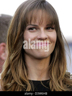 L'actrice Hilary Swank nous sourit lors d'une cérémonie honorant son avec le 2325th étoile sur le Hollywood Walk of Fame à Los Angeles, CA, United Staes, lundi, 08 janvier 2007. Swank, qui est passé d'une actrice en herbe qui vivent dans un parc d'un deux-temps remporté un Oscar, son rêve d'Hollywood avec une étoile sur le Walk of Fame. Photo : Hubert Boesl Banque D'Images