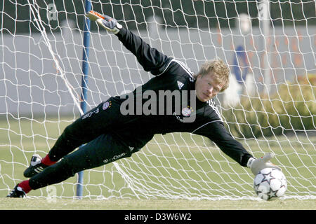 Le club allemand de Bundesliga FC Bayern Munich's gardien Oliver Kahn plonge pour une balle pendant une session de formation à Dubaï, Émirats arabes unis, le mercredi, 10 janvier 2007. Plus tard aujourd'hui Bayern feront face à l'Olympique de Marseille dans le 'Dubai Cup'. Photo : Daniel Karmann Banque D'Images