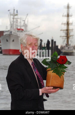 Undertaker marine robe Broder présente une urne cinéraire faite de pâte à pain sur un bateau dans le port de Hambourg, en Allemagne, lundi, 08 janvier 2007. Undertaker Hambourg Drees a inventé l'urne spéciale et tout récemment il a maîtrisé la première session à l'aide de l'Urne funéraire faite de pâte à pain. Photo : Wolfgang Langenstrassen Banque D'Images