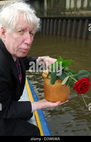 Undertaker marine robe Broder présente une urne cinéraire faite de pâte à pain sur un bateau dans le port de Hambourg, en Allemagne, lundi, 08 janvier 2007. Undertaker Hambourg Drees a inventé l'urne spéciale et tout récemment il a maîtrisé la première session à l'aide de l'Urne funéraire faite de pâte à pain. Photo : Wolfgang Langenstrassen Banque D'Images