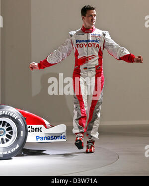 Pilote de Formule 1 allemand Ralf Schumacher en photo au TOYOTA F1 Team Présentation de la nouvelle voiture de course TF 107 pour la saison à venir à Cologne, en Allemagne, vendredi, 12 janvier 2007. Photo : Roland Weihrauch Banque D'Images