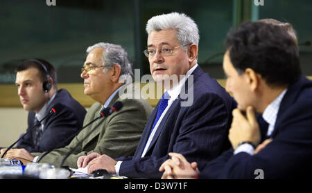 Bruno Gollisch (C) et député du Parlement européen (MPE) et secrétaire-général du parti extrémiste de droite français Front National (FN), en compagnie du nouveau-entrer les eurodéputés Dimitar Stoyanov (L, Bulgarie) et Petre Popeanga (2ndL, Roumanie) lors d'une réunion de députés d'extrême droite à Bruxelles, Belgique, 10 janvier 2007. 20 députés d'extrême-droite sont d'établir une faction pour la première fois dans l'histoire de l'UE. 56-y Banque D'Images