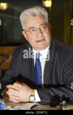 Bruno Gollisch, député au Parlement européen (MEP) et secrétaire-général du parti extrémiste de droite français Front National (FN), prend la parole lors d'une réunion de députés d'extrême droite à Bruxelles, Belgique, 10 janvier 2007. 20 députés d'extrême-droite sont d'établir une faction pour la première fois dans l'histoire de l'UE. 56 ans, Gollnisch, membre de l'UE Parlement européen depuis 1989, est en attente d'un verdict sur les frais Banque D'Images