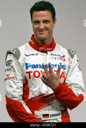 Pilote de Formule 1 allemand Ralf Schumacher en photo au TOYOTA F1 Team Présentation de la nouvelle voiture de course TF 107 pour la saison à venir à Cologne, en Allemagne, vendredi, 12 janvier 2007. Photo : Roland Weihrauch Banque D'Images