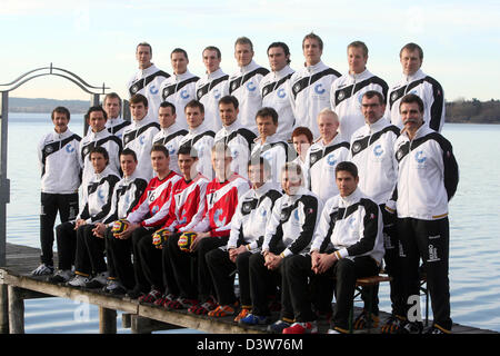 Joueurs de handball nationale allemande (retour L-R) Pascal Hens, Sebastian Preiß, Holger Glandorf, Lars Kaufmann, Andrey Klimovets, Oliver Roggisch, Michael Hegemann et Oleg Velyky, le professeur Klaus Baum (centre L-R), l'entraîneur adjoint Martin Heuberger, coordinateur de l'équipe Tom Schneider, les joueurs Michael Haaß, Christian Zeitz, Michael Kraus, Markus Baur, physiothérapeute de l'équipe de Reinhold Roth, docto Banque D'Images