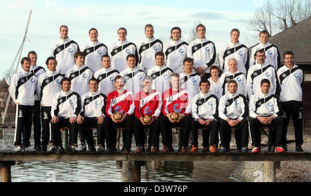 Joueurs de handball nationale allemande (retour L-R) Pascal Hens, Sebastian Preiß, Holger Glandorf, Lars Kaufmann, Andrey Klimovets, Oliver Roggisch, Michael Hegemann et Oleg Velyky, le professeur Klaus Baum (centre L-R), l'entraîneur adjoint Martin Heuberger, coordinateur de l'équipe Tom Schneider, les joueurs Michael Haaß, Christian Zeitz, Michael Kraus, Markus Baur, physiothérapeute de l'équipe de Reinhold Roth, docto Banque D'Images