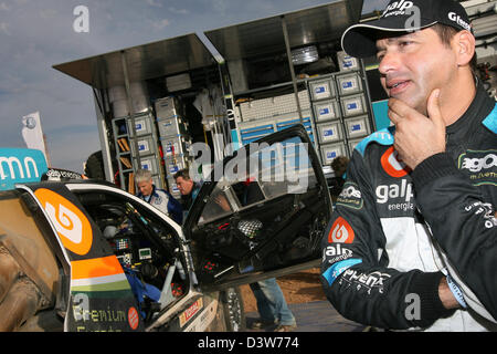 Pilote de rallye portugais Carlos Sousa de Volkswagen Race Touareg 2 est considéré dans le désert de sable au Rallye Dakar 5ème étape de Ouarzazate à Tan Tan, Maroc, 10 janvier 2007. Photo : Volkswagen Motorsport Banque D'Images