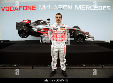 Le pilote de Formule 1 espagnol Fernando Alonso est représenté en face de la nouvelle voiture de course de Formule 1 McLaren Mercedes MP4-22 lors d'un photocall à Valence, en Espagne, le lundi 15 janvier 2007. La voiture est d'être pesented officiellement au public dans un spectacle événement plus tard. Photo : McLaren Mercedes Banque D'Images