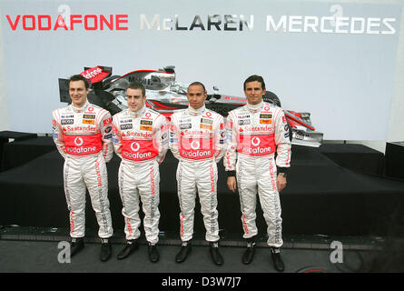 Les pilotes de Formule 1 McLaren Mecedes (L-R) Gary Paffett britannique pilote d'essai, double champion du monde de Formule 1 (avec Renault) Espagnol Fenando Alonso, F1 britannique Lewis Hamilton recrue et pilote d'essais espagnol Pedro de la Rosa, stand fier lors de la présentation de la nouvelle McLaren Mercedes MP4-22 à Valence, en Espagne, le lundi 15 janvier 2007. La voiture devait être officiellement pesented à la p Banque D'Images