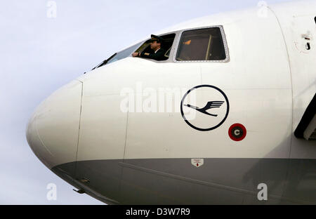 Un pilote de la Lufthansa regarde par la fenêtre du cockpit d'un avion de transport de type MD-11 à l'aéroport Rhein-Main' à Francfort, Allemagne, le mercredi 10 janvier 2007. Photo : Frank May Banque D'Images