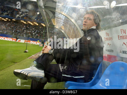 L'entraîneur-chef de Hambourg Thomas Doll regarde son équipe pendant le test match Hambourg SV vs FC Bayern Munich à AOL Arena de Hambourg, Allemagne, samedi, 20 janvier 2007. Photo : Kay Nietfeld Banque D'Images