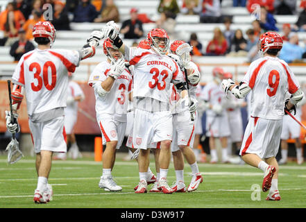 Syracuse, New York, USA. 24 février 2013. Big Red de Cornell # 33 le milieu de terrain Connor Buczek célèbre un but avec ses coéquipiers au cours du deuxième trimestre d'une partie de crosse NCAA entre les hommes d'Hobart et du Cornell Big Red au Carrier Dome à Syracuse, New York. Credit : Cal Sport Media / Alamy Live News Banque D'Images