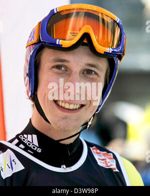 Sauteur à ski allemand Stephan Hocke est heureux sur son saut au saut de Schattenberg d'Oberstdorf, Allemagne, vendredi, 26 janvier 2007. En raison du manque de neige le vol à ski est prévu pour deux sauts au saut. Photo : Matthias Schrader Banque D'Images