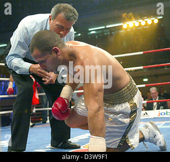 Arbitre Genaro Rodriguez effectue un compte US-American-lourds Danny Santiago (R) au cours de la monde WBO contre le Hongrois Zsolt Erdei Chamionship à Duesseldorf, Allemagne, samedi 27 janvier 2007. Erdei a gagné le match avec un huitième round ko technique. Photo : Felix Heyder Banque D'Images