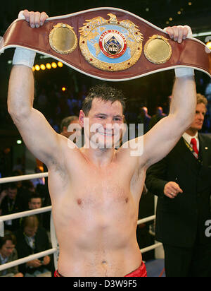 Mi-lourds le Hongrois Zsolt Erdei montre son trophée de champion du monde après sa victoire sur l'US-American contender Danny Santiago (R) à la Monde WBO Chamionship à Duesseldorf, Allemagne, samedi 27 janvier 2007. Erdei a gagné le match avec un huitième round ko technique. Photo : Felix Heyder Banque D'Images