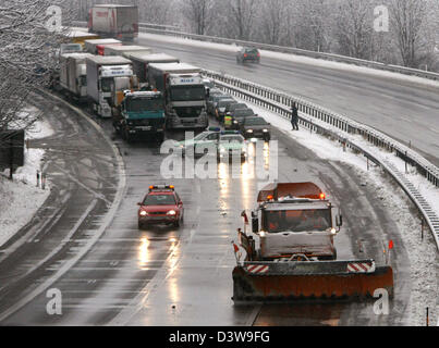 La police a fermé l'autoroute complètement tout en un véhicule de déneigement libère la route de neige près de Bad Aibling, Allemagne, 23 janvier 2007. Photo : Frank Maechler Banque D'Images