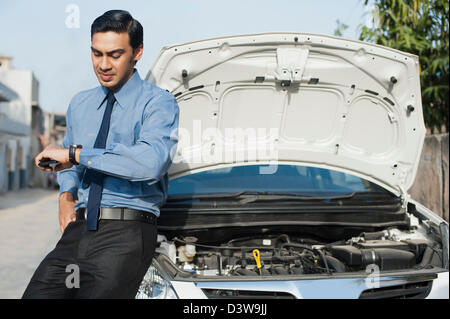 Bengali man a broken down car Banque D'Images