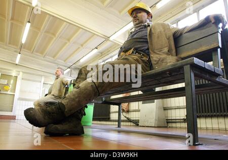 Un mineur se repose sur un banc après son quart de travail à la mine de charbon dans l'Ouest Bergwerk Kamp-Linfort, Allemagne, lundi 29 janvier 2007. Une fin de l'exploitation des mines de charbon en Allemagne peut être prévu en 2018. La décision finale sera faite en 2012. Photo : Roland Weihrauch Banque D'Images